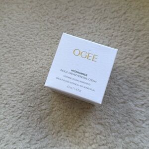 New OGEE Indigo Dream Renewal Cream
BREAKTHROUGH BOTANICAL ANTI-AGING RITUAL